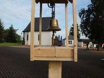 Ein Glockenständer wird gebaut